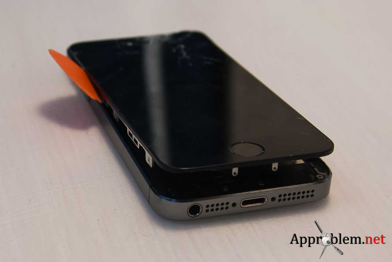 Смартфон iPhone 5S c високоякісним Retina-дисплеєм, що володіє високою якістю передачі кольору, деталізованої і насиченою картинкою