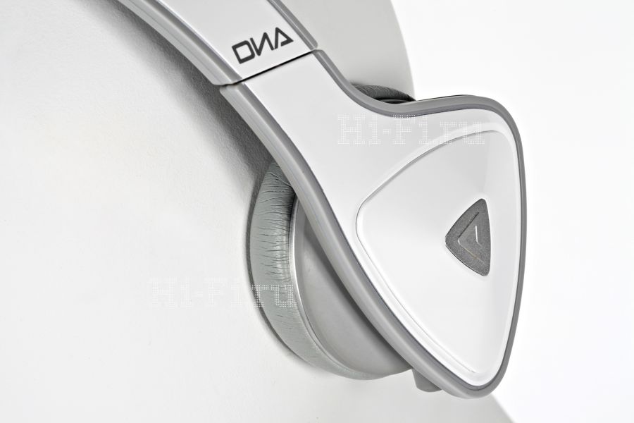 Дизайн моделі Monster DNA On-Ear оригінальний - широка дуга оголовья і вперше в історії виробництва навушників - трикутні кріплення чашок