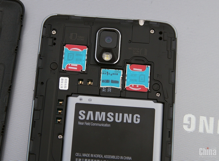 Під капотом можна знайти два слота для SIM (обидва micro), слот для карт пам'яті і знімний акумулятор