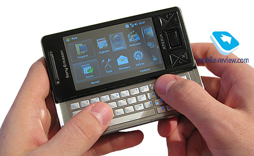 Більш того, у XPERIA X1 були всі передумови для успіху - впізнаваний стильний дизайн, корпус з металу, компактні для «клавіатурнік» розміри, хороший екран з високою роздільною здатністю (WVGA) і, найголовніше, бренд Sony Ericsson