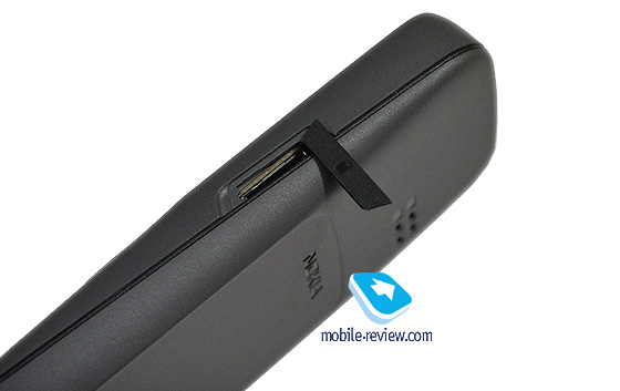 5 мм міні-джек для підключення навушників або гарнітури, а також ліхтарик знаходяться на верхньому торці