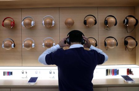 Аналітик компанії KGI Securities Мін-Чі Куо (Ming-Chi Kuo), прогнозами якого щодо Apple властиво збуватися, вважає, що поряд з новими iPhone, які з великою ймовірністю втратять звичне багатьом аудіороз'єми 3,5 мм, компанія представить висококласні бездротові навушники Apple AirPods