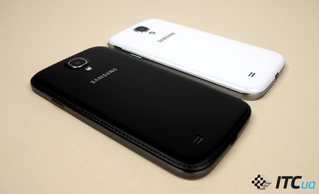 Тильна кришка Galaxy S4 була глянсовою, і швидко покривалася подряпинами, в Black Edition її замінили на матову з софт-тач покриттям під «шкіру» як Galaxy Note 3