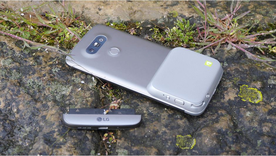 Вийшла ця модель   телефону LG   в квітні 2016 р Гаджет з 5,3-дюймовим екраном і дозволом 2560х1440 при цьому має невелику ємність акумулятора - всього 2800 мАг