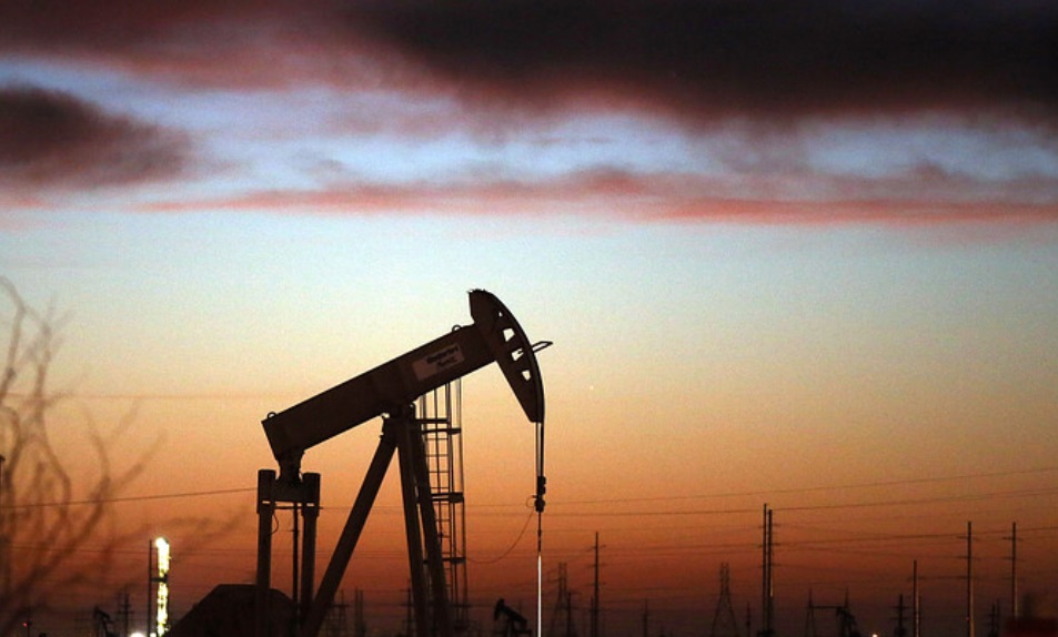Ціни на нафту відскакували в п'ятницю, незважаючи на сигнали до нового великого приросту запасів нафти в США, тоді як офіційні дані поки що не вийшли