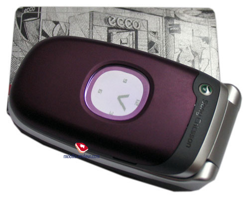 Дизайн цієї моделі виявився куди більш приємним і цікавим, однак очікування функціонального достатку виявилося марним - в Sony Ericsson Z300i не виявилося ні вбудованої камери, ні будь-яких засобів передачі даних крім можливості підключення пристрою до комп'ютера за допомогою кабелю
